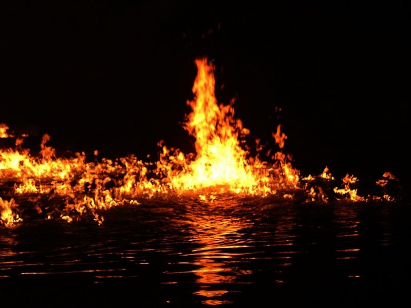 Nước đôi khi có thể phản tác dụng và khiến đám cháy lan dữ dội hơn