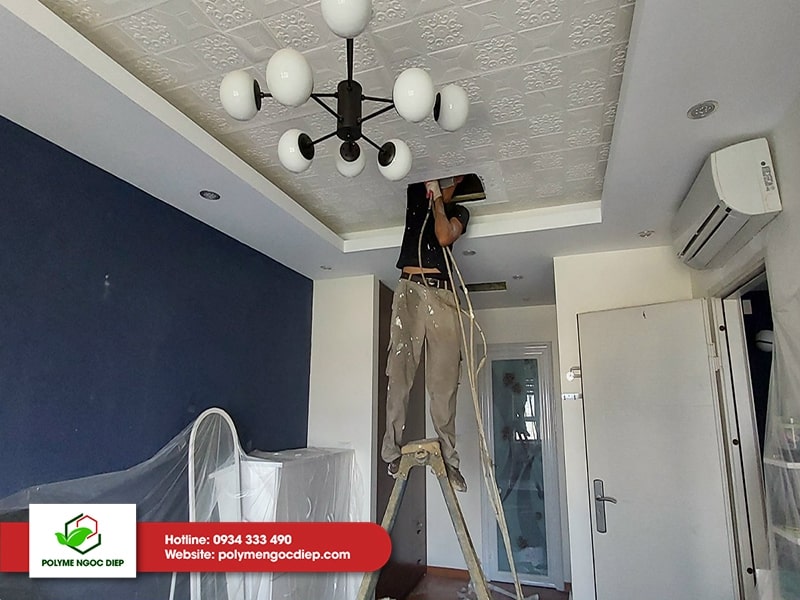 Nhân viên kỹ thuật của Polyme Ngọc Diệp tiến hành thi công cách âm cho trần nhà ở, căn hộ chung cư