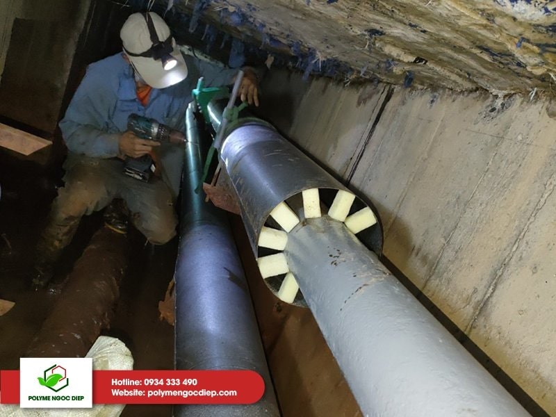 Lắp đặt vỏ tôn nhằm bảo vệ lớp Foam PU bảo ôn đường ống