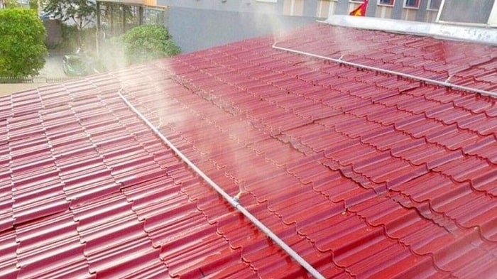 Phun nước lên những tấm tôn lợp mái để chống nóng