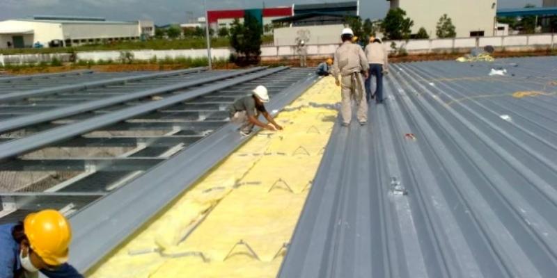 Sử dụng mút xốp để chống nóng cho mái tôn tại nhà máy
