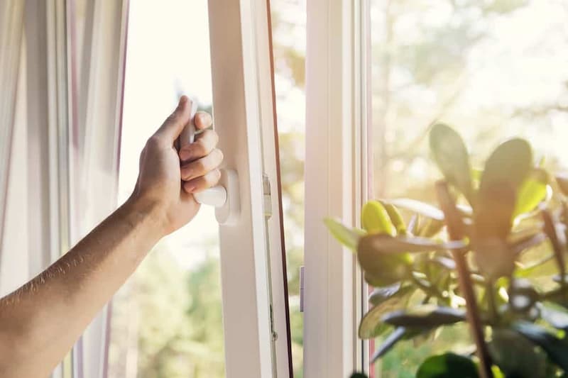 Đóng - mở cửa sổ vào thời điểm phù hợp để tránh ánh nắng trực tiếp chiếu vào phòng gây nóng bức, khó chịu