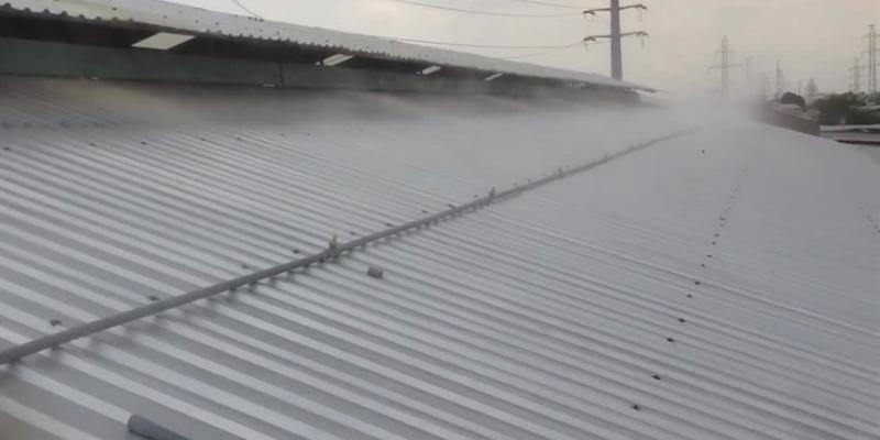 Phun nước trực tiếp lên mái tôn gây lãng phí nguồn nước