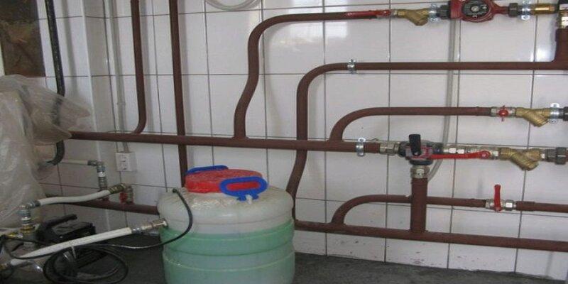 Hơi nước sẽ di chuyển qua các ống dẫn khí để sưởi ấm sàn nhà