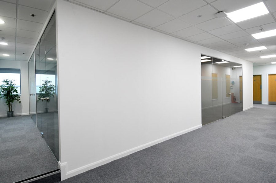 Tường thạch cao làm vách ngăn nhiều phòng nhỏ cho văn phòng