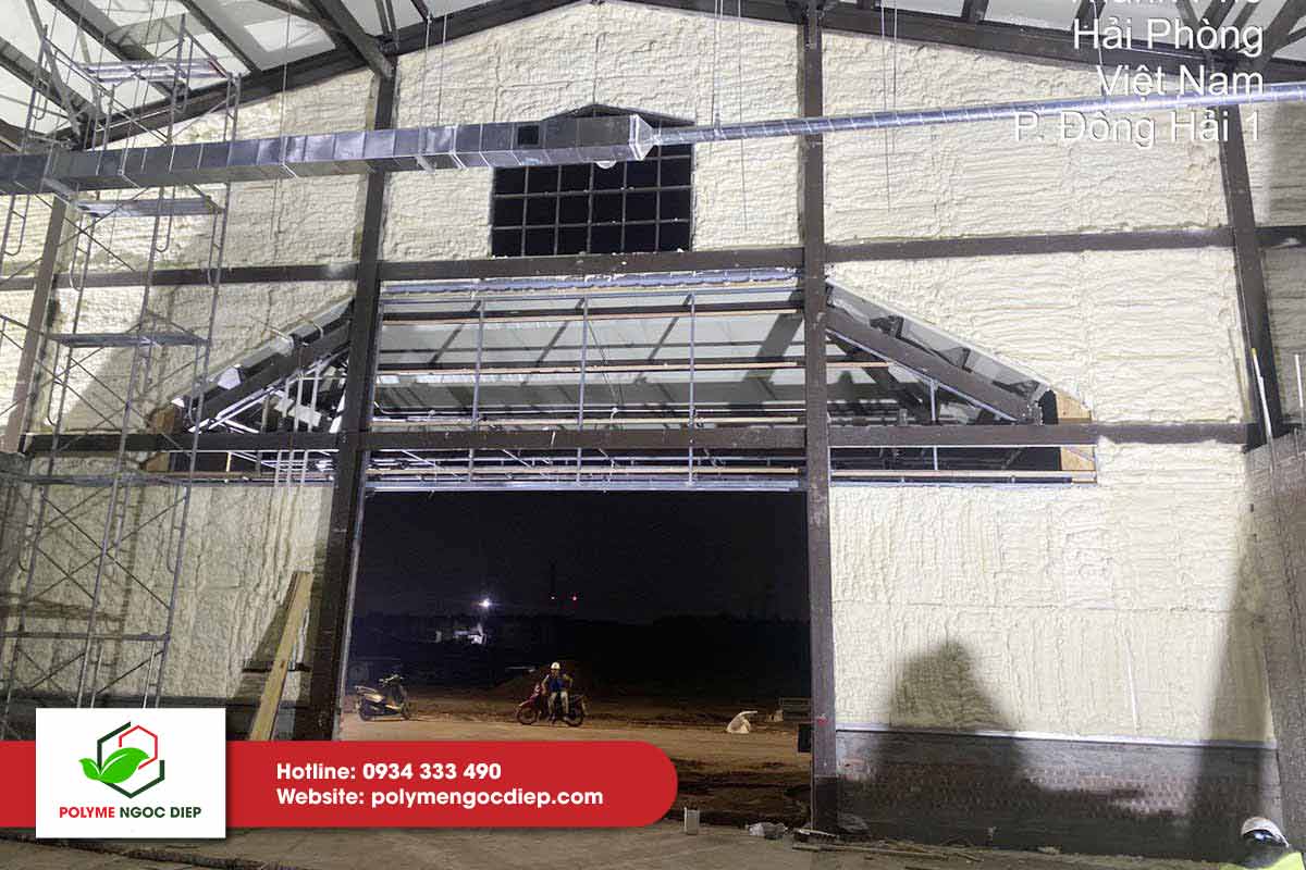 Ngoài khả năng cách nhiệt, PU Foam còn đạt hiệu quả cách âm tốt cho chuồng ngựa