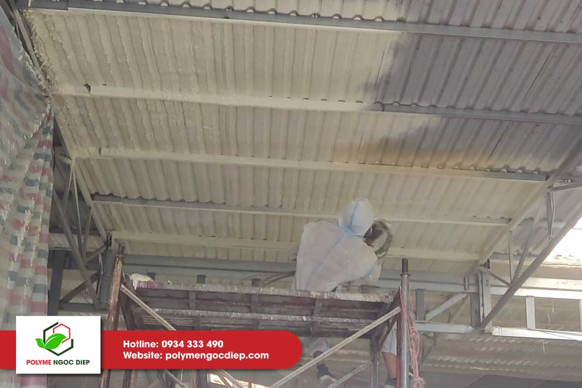 Bọp xốp PU Foam được phun trực tiếp lên bề mặt mái tôn