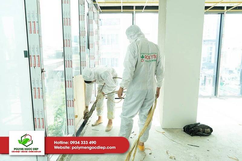 PU Foam lấp kín các khe hở của khe kính vượt tầng