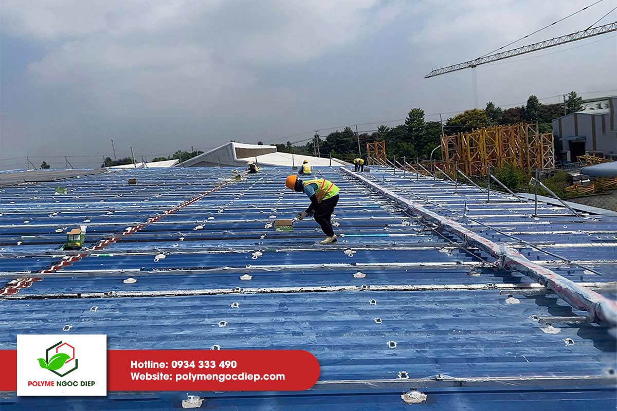 Thi công PU Foam chống thấm cách nhiệt mái tôn nhà xưởng tại Tây Ninh 2