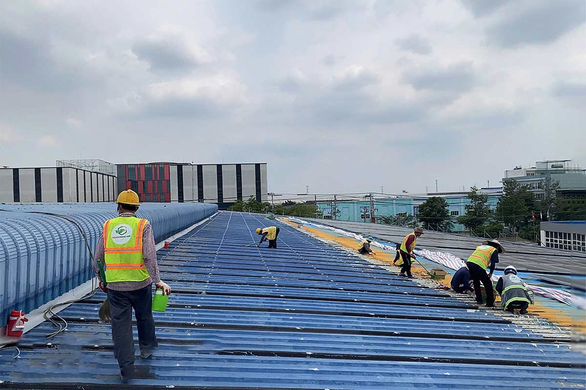 Thi công PU Foam chống thấm cách nhiệt mái tôn nhà xưởng tại Tây Ninh 1