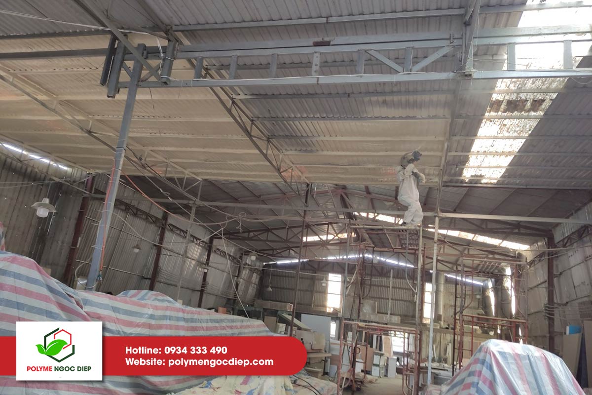 Mặt dưới mái tôn bị ngưng tụ hơi nước và ăn mòn
