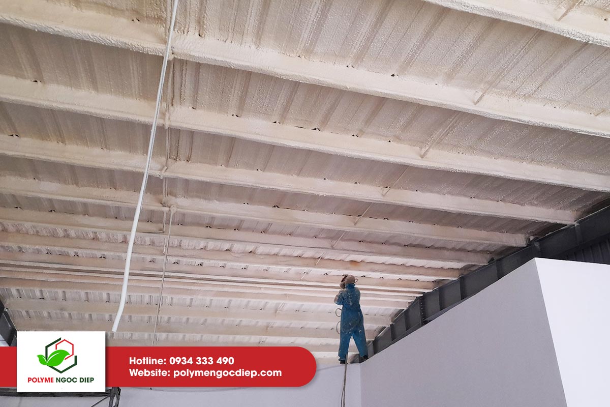 Mặt dưới mái tôn bị ngưng tụ hơi nước và ăn mòn